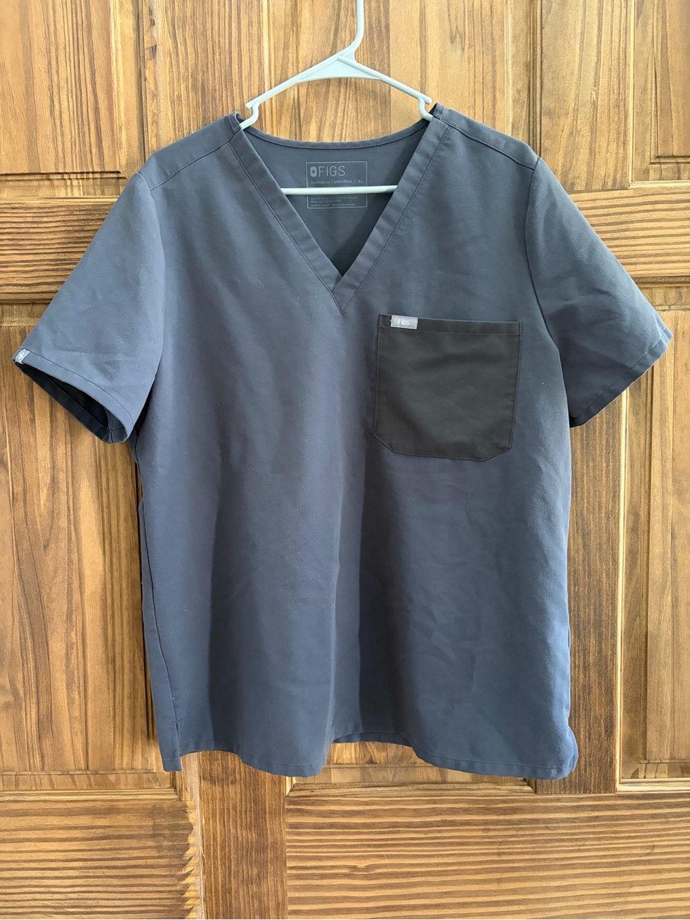 FIGS Technical Collection Gray V-Neck Scrub Top Black Pocket XL